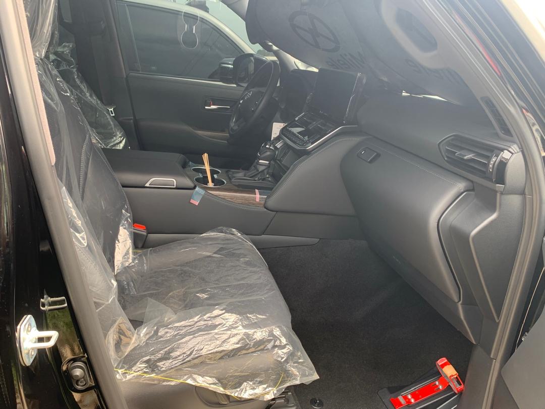 
								2025 Toyota Land Cruiser 300 Hybrid VX full									