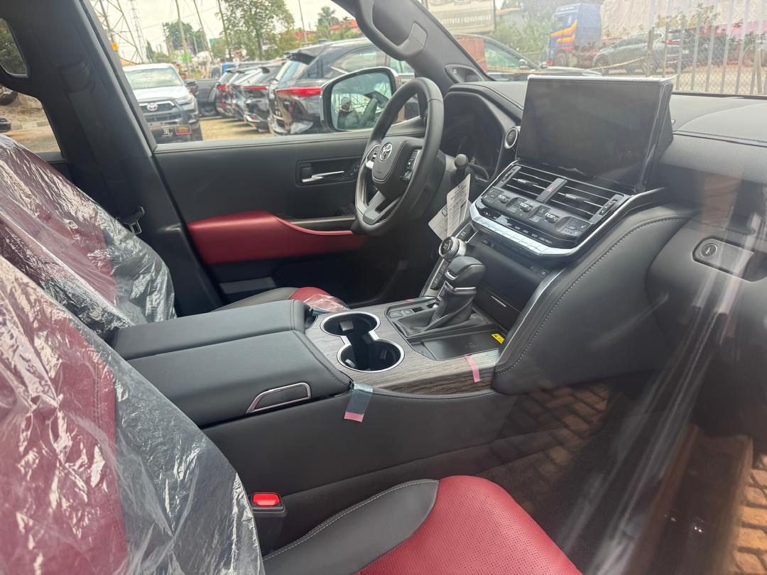 
								Toyota Land Cruiser 300 Series full									