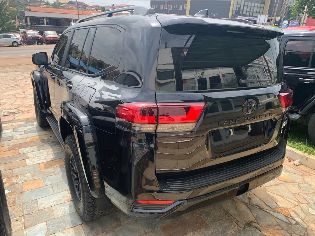 
								2025 Toyota Land Cruiser 300 Hybrid VX full									