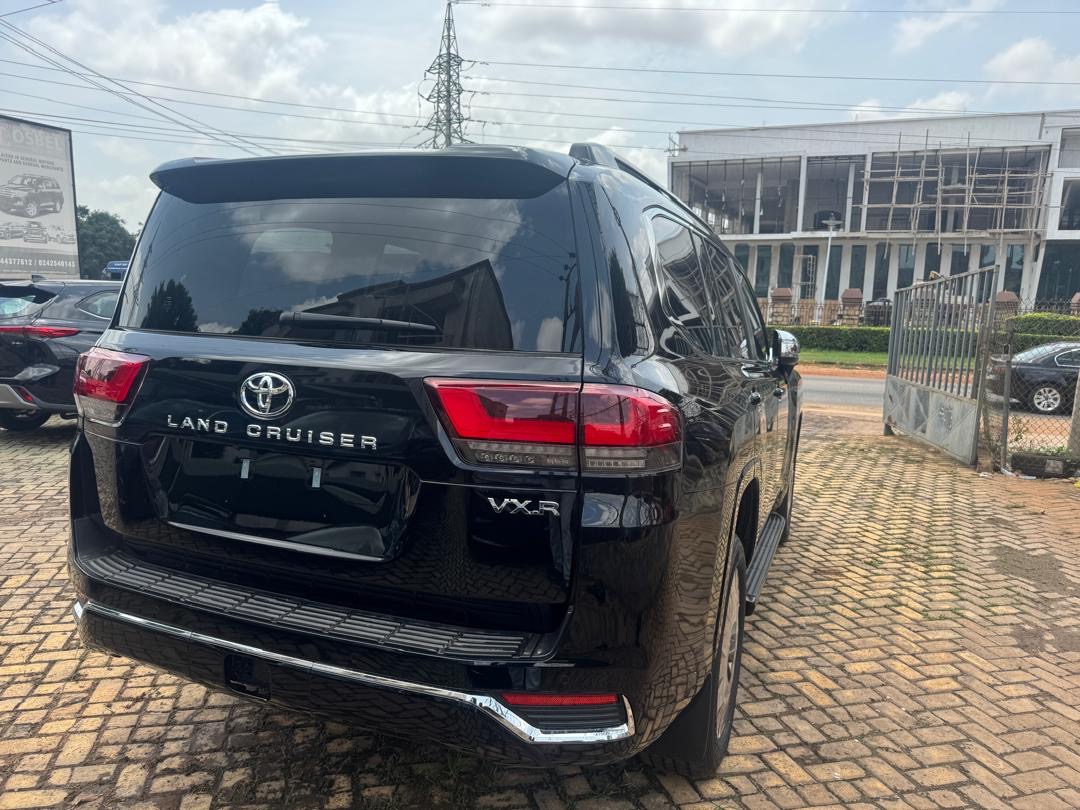 
								Toyota Land Cruiser 300 Series full									