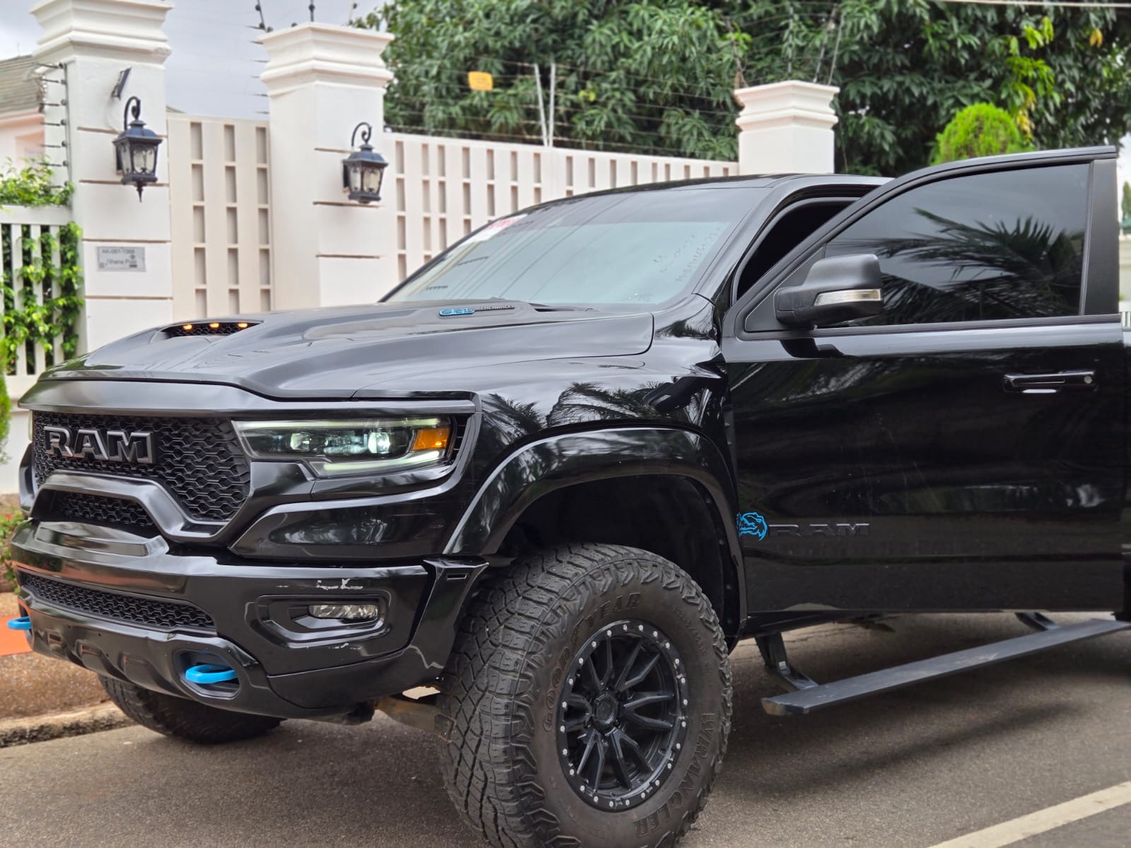 
								2023 RAM 1500 TRX – Black full									