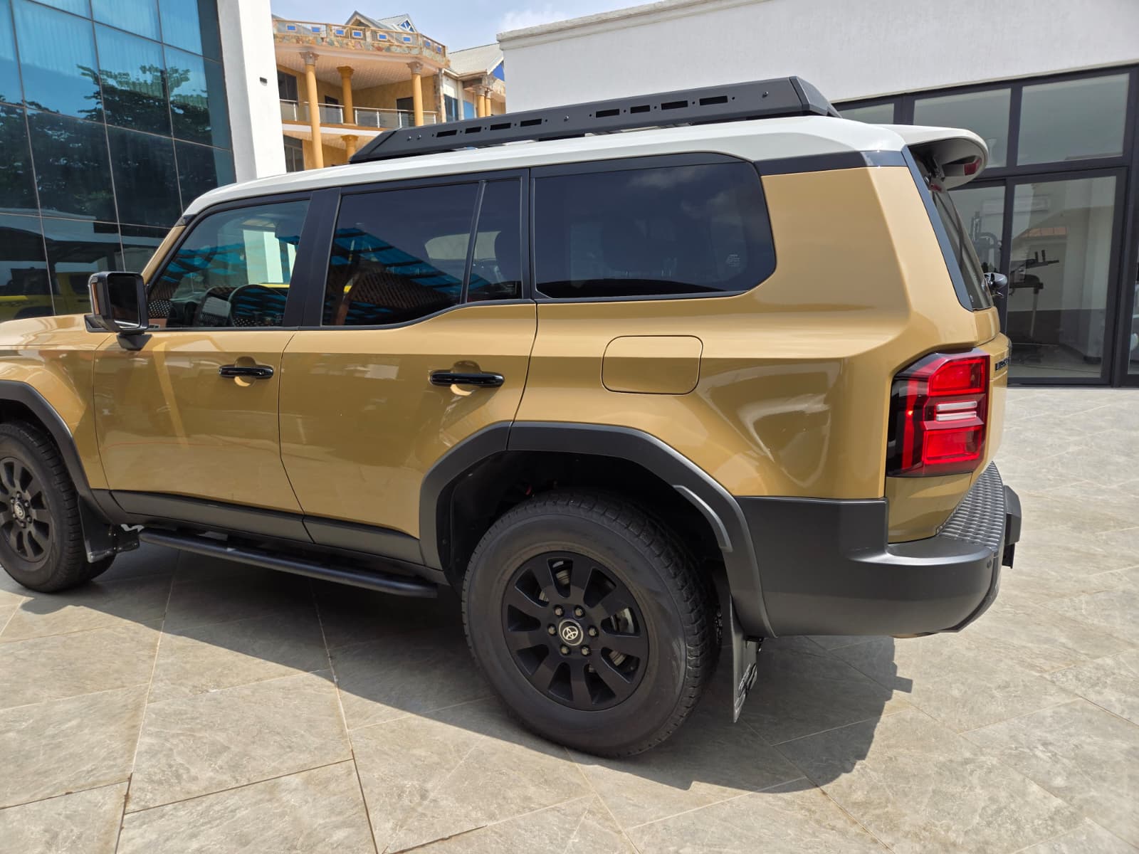 
								Toyota Land Cruiser full									