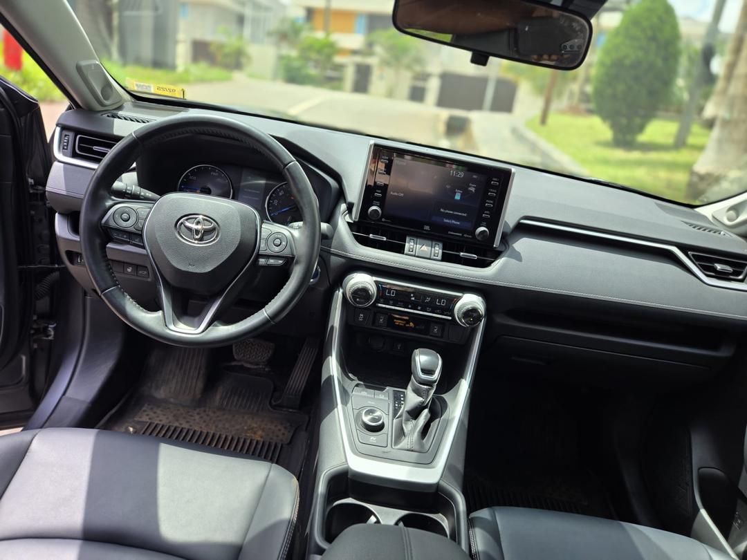 
								2022 Rav4 XLE Hybrid full									