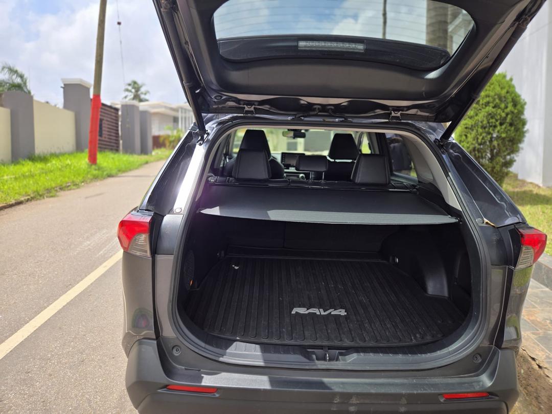 
								2022 Rav4 XLE Hybrid full									