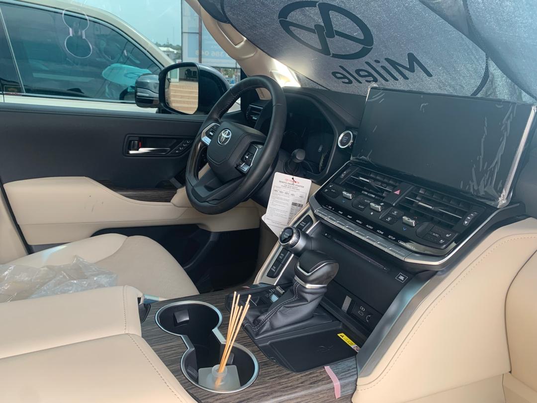 
								2025 Toyota Land Cruiser full									