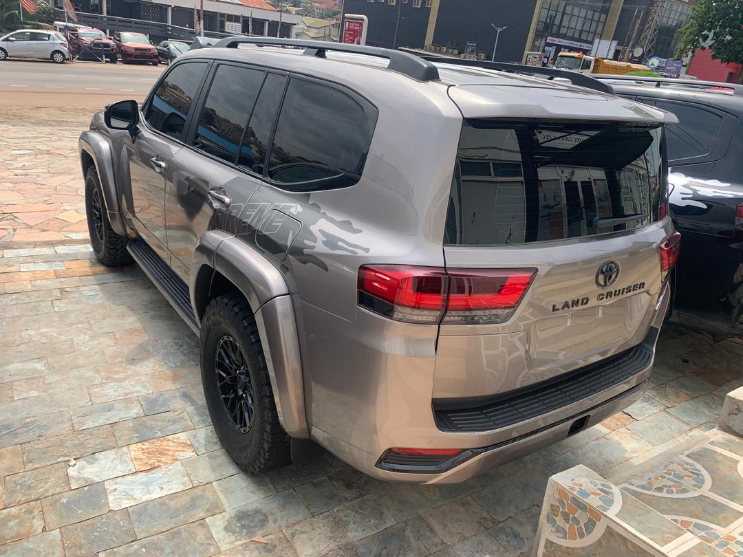 
								2025 Toyota Land Cruiser full									